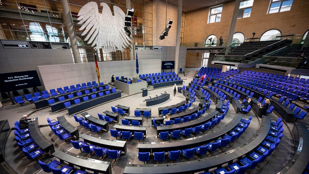 Mehr als zwei Drittel der Deutschen halten den Bundestag mit seinen jetzt schon 709 Mitgliedern für zu gross.