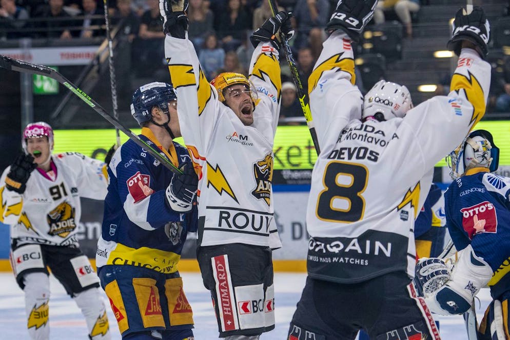 Die Spieler von Ajoie mit Thibault Frossard, mitte, feiern das Tor zum 2:2 beim Eishockey Qualifikationsspiel der National League zwischen dem EV Zug und dem HC Ajoie am Freitag, 24. September 2021 in Zug. (KEYSTONE/Urs Flueeler).