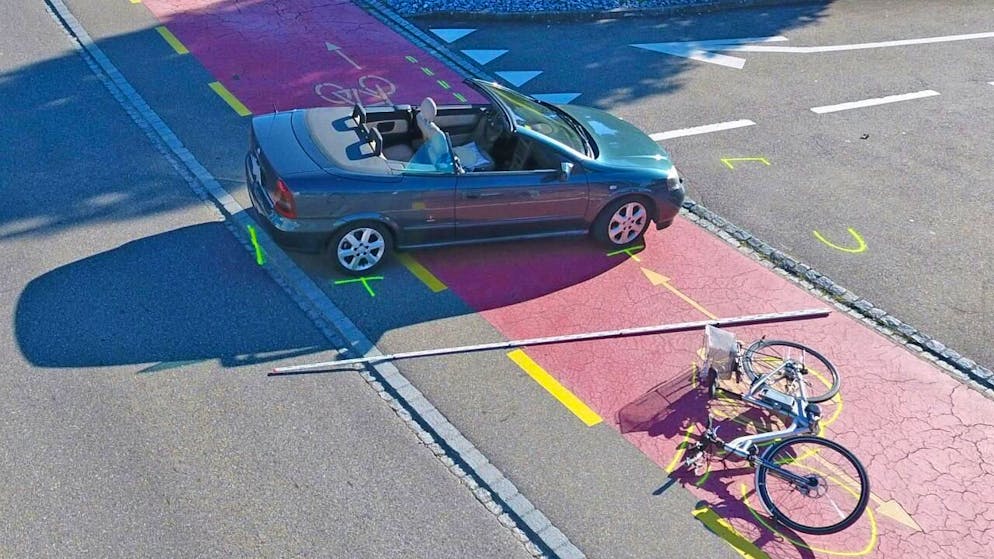 L'automobiliste a heurté le cycliste qui circulait sur la voie cyclable.