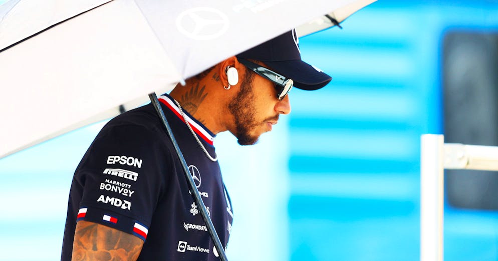 Lewis Hamilton touchiert in der Boxengasse mit dem Reifen die Leitplanken.
