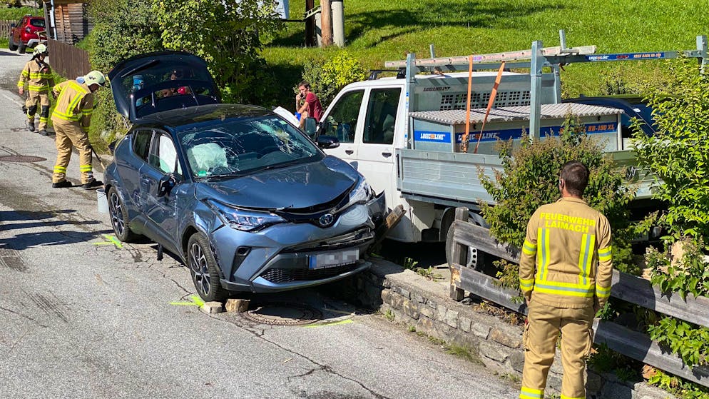 Bei einem Almabtrieb im Zillertal ist es Samstagnachmittag zu einem verhängnisvollen Zwischenfall gekommen. Wie die Polizei mitteilte, fuhr in Hippach vermutlich wegen eines technischen Defekts ein Pkw in das Ende eines Menschen- und Tierzugs. Zahlreiche Personen wurden verletzt.