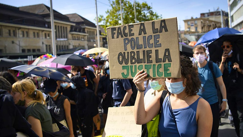 Fra le 200 e le 300 persone hanno sfilato per le strade di Losanna per difendere il "diritto a manifestare".