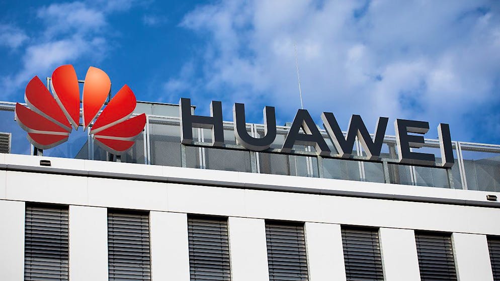 ARCHIV - Das Huawei-Logo am Firmenstandort in Düsseldorf. Die seit Jahren in Kanada festsitzende Huawei-Finanzchefin Meng Wanzhou kann nach einer Vereinbarung mit den US-Behörden nach China zurückkehren. Foto: Rolf Vennenbernd/dpa