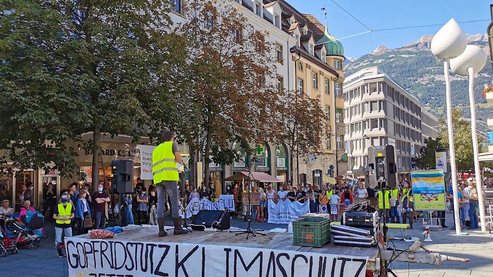 Appels à "laisser tomber la voiture" lors d'une manifestation pour le climat samedi après-midi à Coire.