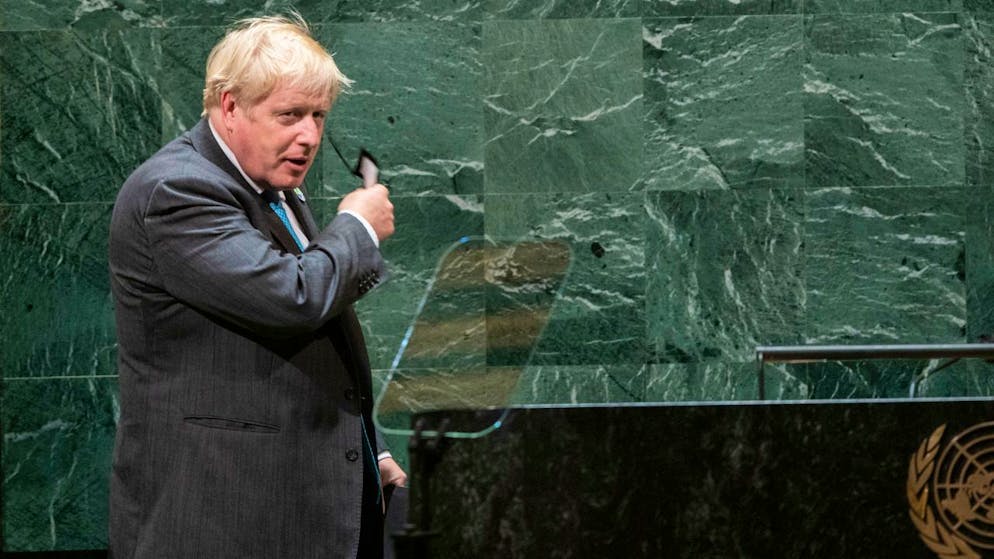 Boris Johnson, Premierminister von Großbritannien, nimmt vor einer Rede bei der 76. Generaldebatte der UN-Vollversammlung seinen Mund-Nasen-Schutz ab. Foto: Eduardo Munoz/Pool Reuters/AP/dpa