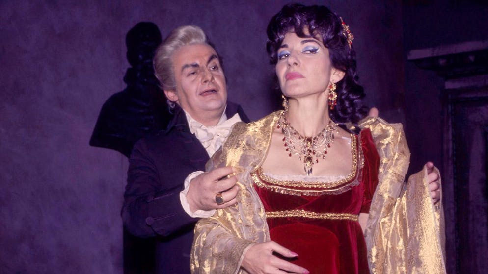 Maria Callas, ici avec Tito Gobbi, après une représentation au Royal Opéra de Londres en 1965.