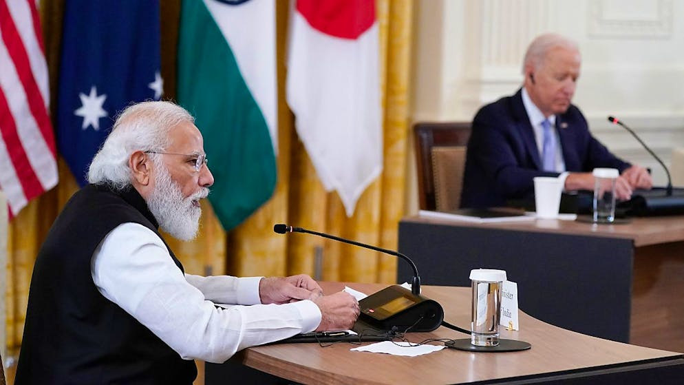US-Präsident Joe Biden (r) bei einem Gipfeltreffen neben Narendra Modi (l), Premierminister von Indien, im Weißen Haus. Foto: Evan Vucci/AP/dpa