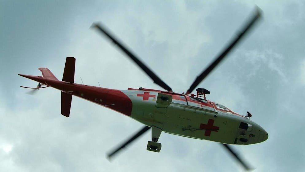 Ein Gleitschirmpilot musste nach einer missglückten Landung in Walenstadt von einem Rega-Helikopter ins Spital geflogen werden. (Symbolbild)