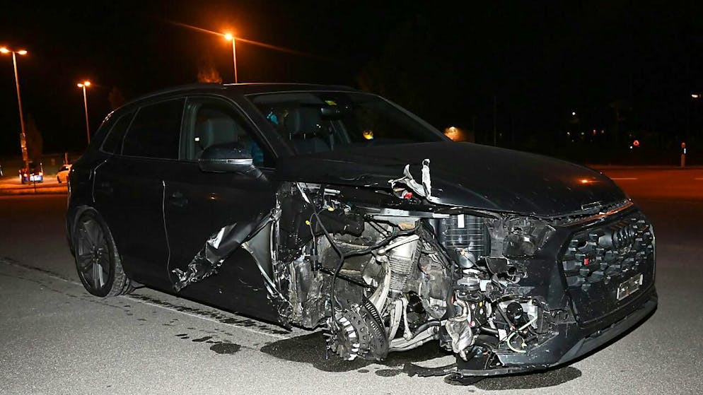 Nach einem Selbstunfall verlor ein Auto in Flums das rechte Vorderrad. Herumfliegende Teile der geplatzten Bremsscheibe verletzten eine Frau und einen jungen Mann schwer.