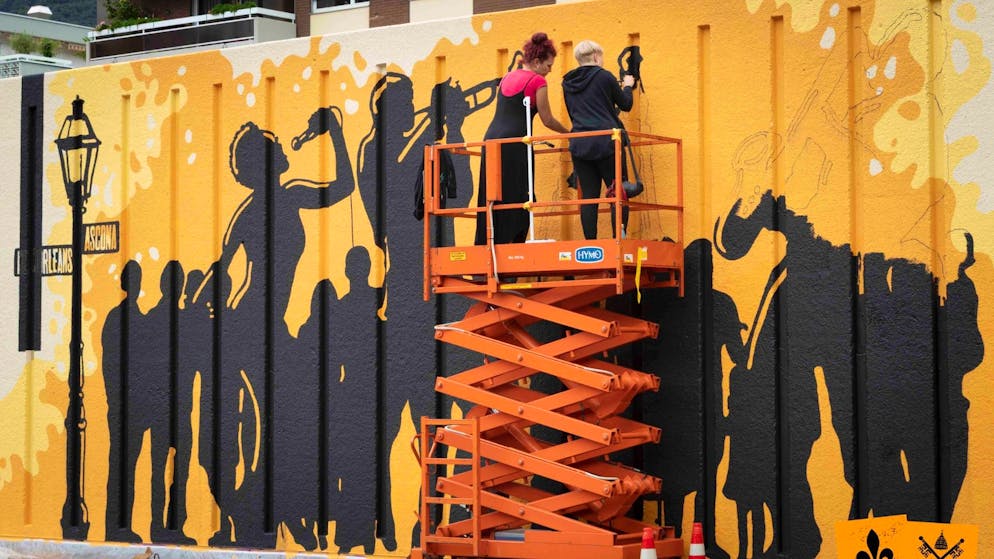 Chiara e Sofia Frei durante la realizzazione del murales.
