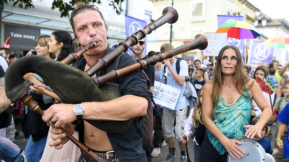 Am Samstag sind in Uster Gegnerinnen und Gegner der Corona-Massnahmen lautstark durch die Strassen gezogen.