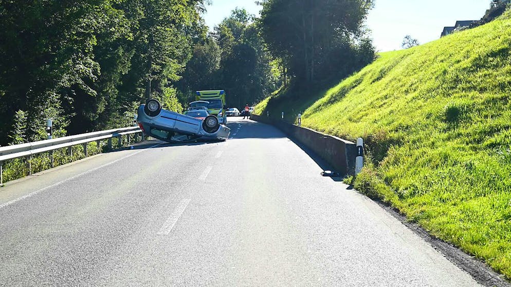Mit Totalschaden blieb das Auto einer 52-Jährigen nach einem Selbstunfall in Degersheim auf dem Dach liegen. Die Autofahrerin kam mit eher leichten Verletzungen davon.
