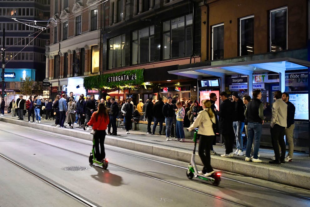 Party, Party, Party! In Oslo bilden sich lange Schlangen vor einem Nachtclub.