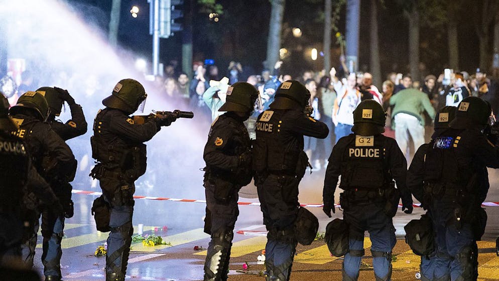 La police a dû repousser des manifestants opposés aux restrictions anti-Covid-19 lors de deux manifestations devant le Palais fédéral à Berne (archives).
