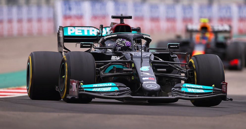 Lewis Hamilton wechselt drei Runden vor Schluss die Reifen und ebnet sich damit den Weg zum 100. Grand-Prix-Sieg.