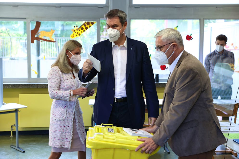 Bayerns Ministerpräsident Markus Södermit seiner Frau Karin gibt seine Stimme ab.
