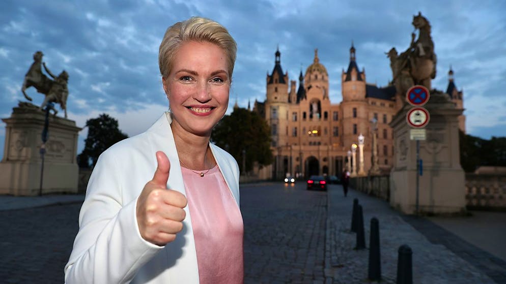 dpatopbilder - Manuela Schwesig (SPD), Ministerpräsidentin von Mecklenburg-Vorpommern und Spitzenkandidatin der SPD für die Landtagswahlen in Mecklenburg-Vorpommern, hebt den Daumen nach den ersten Prognosen. Die Sozialdemokraten haben die Landtagswahl in Mecklenburg-Vorpommern laut Prognosen klar gewonnen. Foto: Jens Büttner/dpa-Zentralbild/dpa