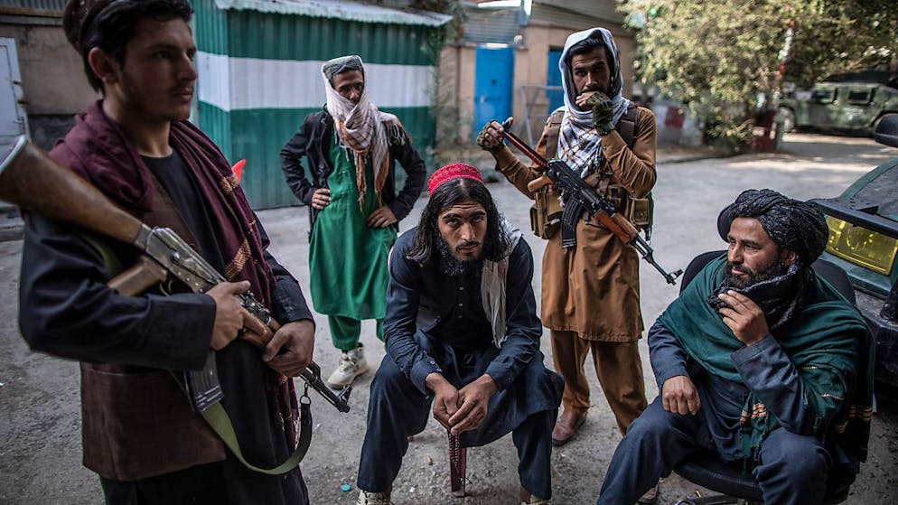 Taliban-Kämpfer halten Wache vor einer Polizeistation in Kabul. Rund fünf Wochen nach der Machtübernahme in Afghanistan haben die militant-islamistischen Taliban neue Mitglieder ihrer Übergangsregierung vorgestellt - Frauen sind aber weiterhin nicht darunter. Foto: Oliver Weiken/dpa