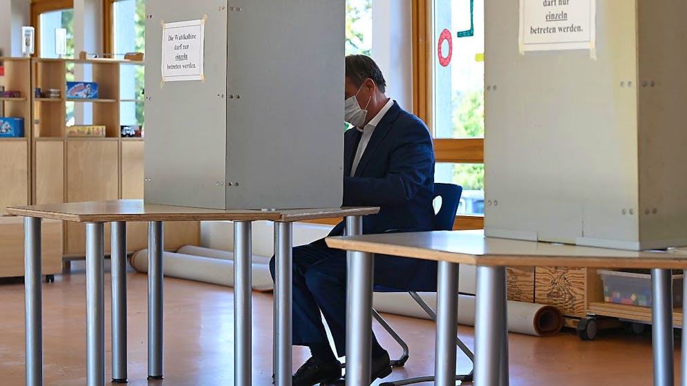 Armin Laschet, Bundesvorsitzender der CDU, Spitzenkandidat seiner Partei und Ministerpräsident von Nordrhein-Westfalen, bei der Stimmabgabe zur Bundestagswahl. Foto: Federico Gambarini/dpa-Pool/dpa