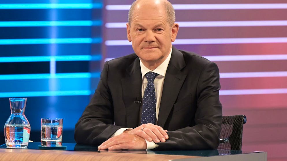 Olaf Scholz, Kanzlerkandidat der SPD, sitzt in einem Wahlstudio des ZDF bei der "Berliner Runde". Bei der deutschen Bundestagswahl liefern sich CDU/CSU und SPD das erwartete Kopf-an-Kopf-Rennen. Nach Hochrechnungen von ARD und ZDF gegen 21.15 Uhr liegen die Sozialdemokraten aktuell leicht vorne. Foto: Sebastian Gollnow/dpa-Pool/dpa
