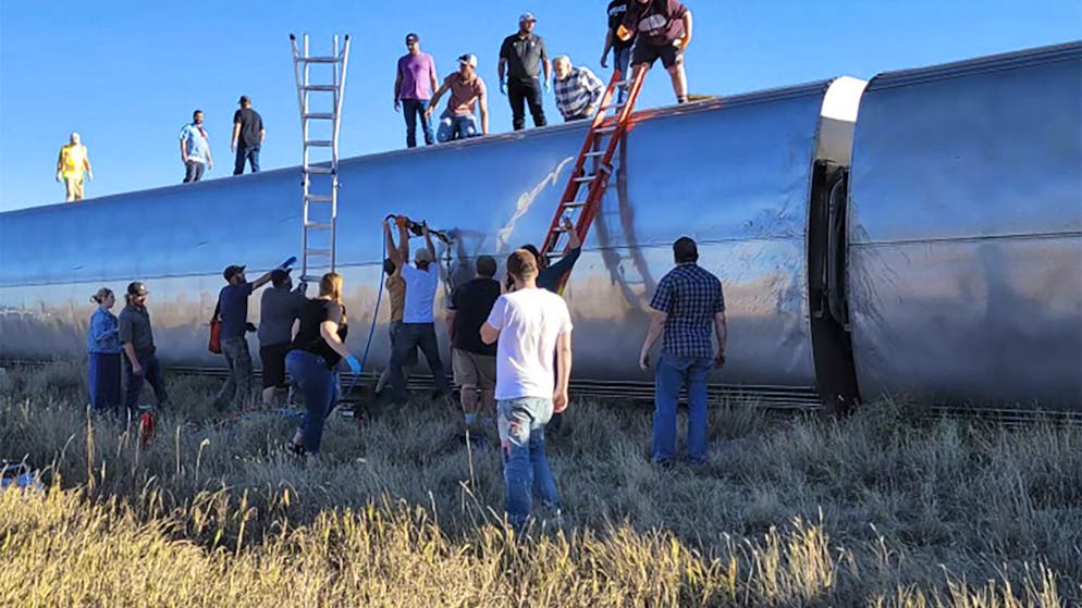 Les secours s'organisent après le déraillement du train reliant Seattle à Chicago.