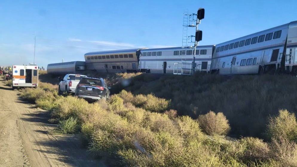 Almeno tre morti e diversi feriti sono il bilancio provvisorio del deragliamento di un treno della linea ad alta velocità della linea tra Chicago e Seattle. Cinque carrozze sono uscite dai binari mentre il convoglio attraversava lo stato del Montana, nei pressi della località di Joplin.