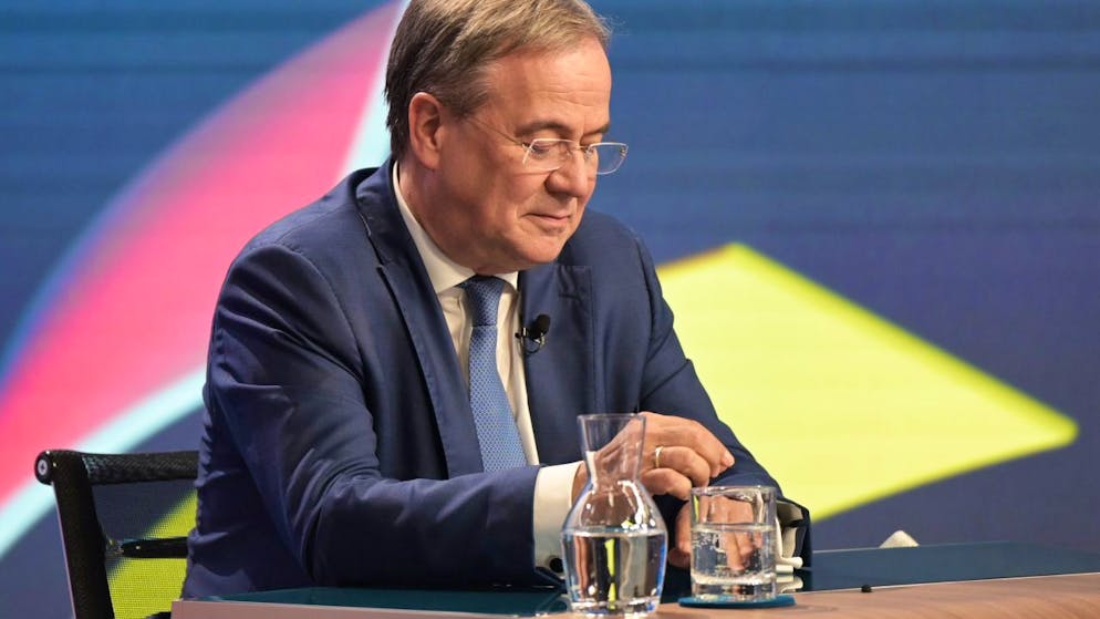 Armin Laschet (CDU), Kanzlerkandidat der Union, sitzt in einem Studio des ZDF bei der "Berliner Runde". Ungeachtet der schweren Unions-Niederlage bei der deutschen Bundestagswahl will Laschet CDU-Parteichef bleiben. Hinsichtlich des Vorsitzes der Bundestagsfraktion legte er sich aber nicht fest. Foto: Sebastian Gollnow/dpa-Pool/dpa