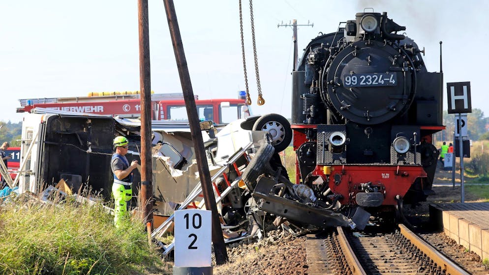 Bergungsarbeiten nach der Kollision der Kleinbahn Molli mit einem Wohnmobil in Wittenbeck.