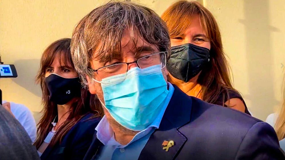 dpatopbilder - Der frühere katalanische Regionalregierungschef Carles Puigdemont (M) verlässt das Gefängnis. Der frühere katalanische Regionalregierungschef Carles Puigdemont ist entgegen ersten Meldungen doch ohne Auflagen auf Sardinien freigelassen worden. Foto: Gloria Calvi/AP/dpa