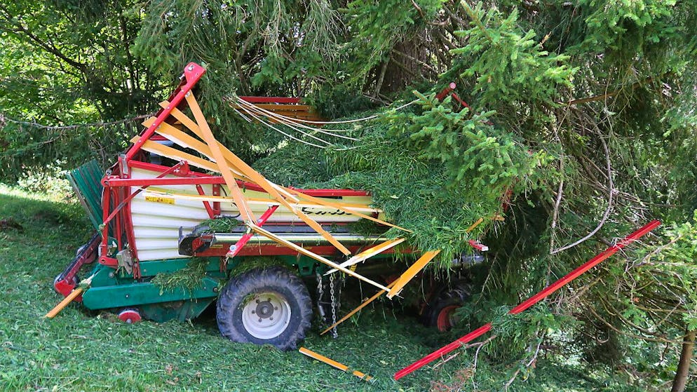 Der Landwirt wurde aus dem Ladewagen geschleudert, als dieser bei Näfels in einen Baum prallte.