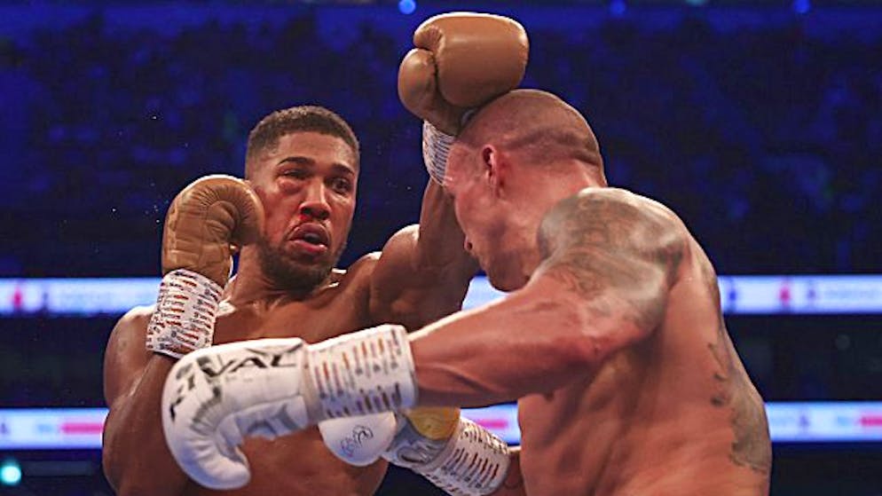 Anthony Joshua ist von den Schlägen Alexander Usyks gezeichnet.