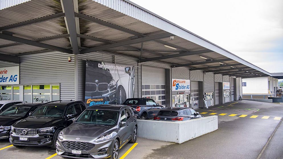 Un kosovaro 20enne morto e vari feriti sono il bilancio di una zuffa avvenuta ieri sera nella zona industriale di Geuensee, villaggio alla periferia di Sursee, nel canton Lucerna. La polizia ha già fermato diverse persone.
