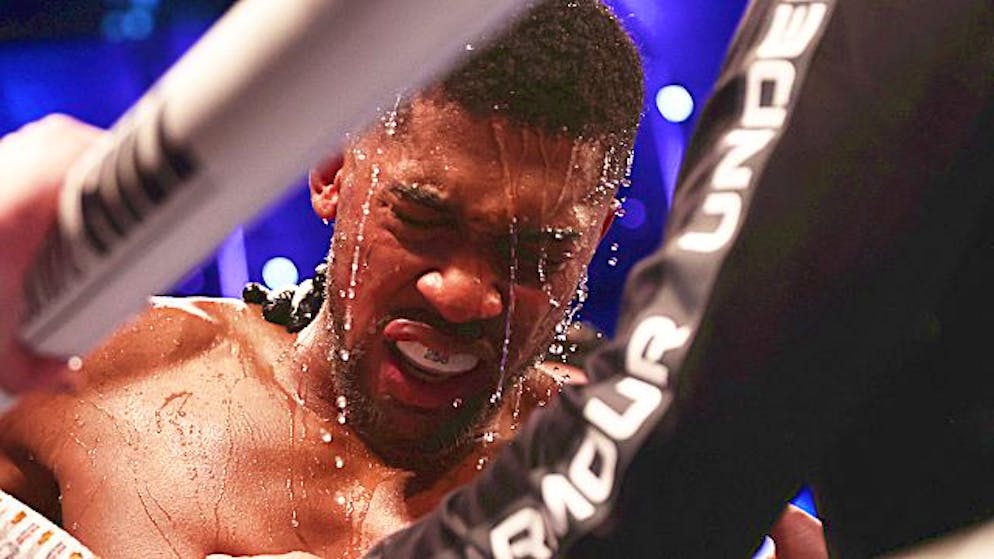 Anthony Joshua hängt nach dem Kampf entkräftet in den Seilen.