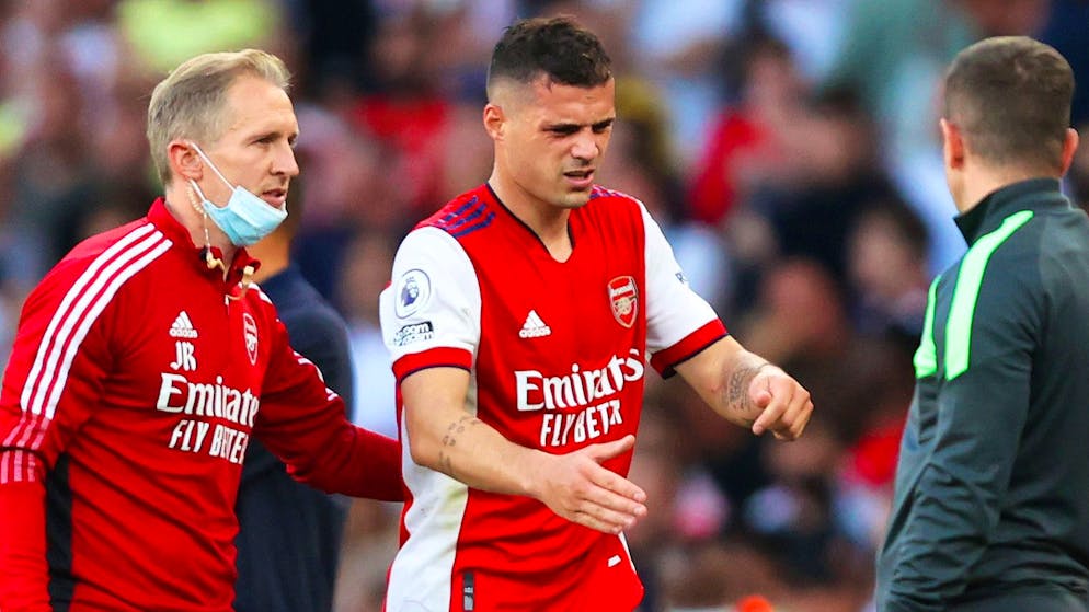 Arsenals Granit Xhaka verletzt sich im Derby gegen Tottenham am Knie.
