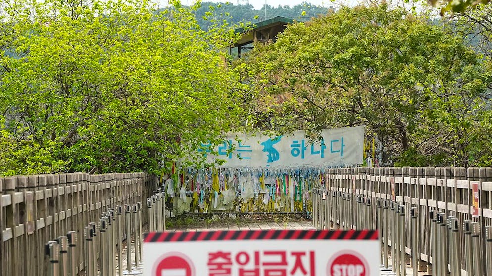 Ein Banner und Bänder, die hoffnungsvolle Botschaften über eine erwünschte Wiedervereinigung der beiden Koreas zeigen, sind am Drahtzaun des Imjingak-Pavillons nahe der Grenze zu Nordkorea zu sehen. Foto: Ahn Young-Joon/AP/dpa