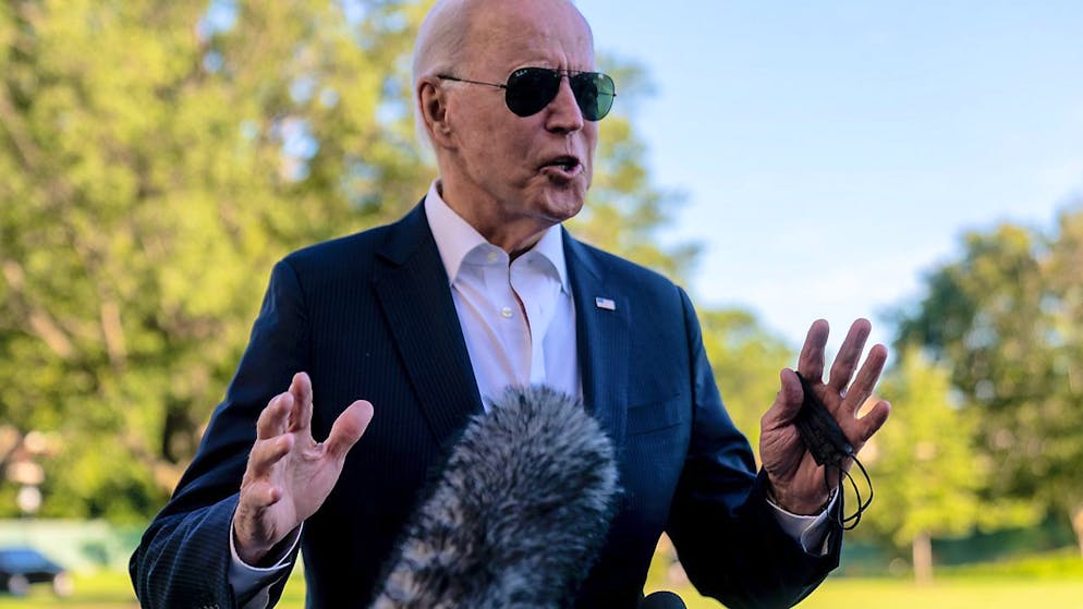 Joe Biden, Präsident der USA, hält an, um mit Medienvertretern zu sprechen, als er am Sonntag nach seiner Rückkehr von einem Wochenende in Camp David im Weißen Haus in Washington eintrifft. Biden hat in einer ersten Reaktion auf die deutschen Wahlergebnisse der SPD spontan eine große Verlässlichkeit zugesprochen. «Donnerwetter... Sie sind beständig.» Foto: Andrew Harnik/AP/dpa