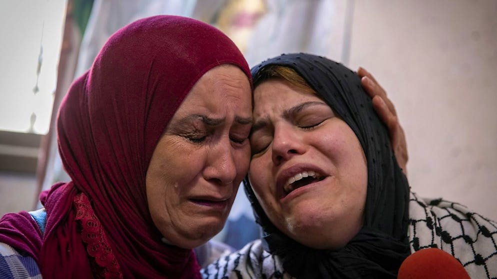 Almeno quattro palestinesi sono rimasti uccisi questa mattina in una serie di scontri a fuoco con forze di sicurezza israeliane nel corso di arresti di elementi di una cellula di Hamas in varie parti della Cisgiordania.