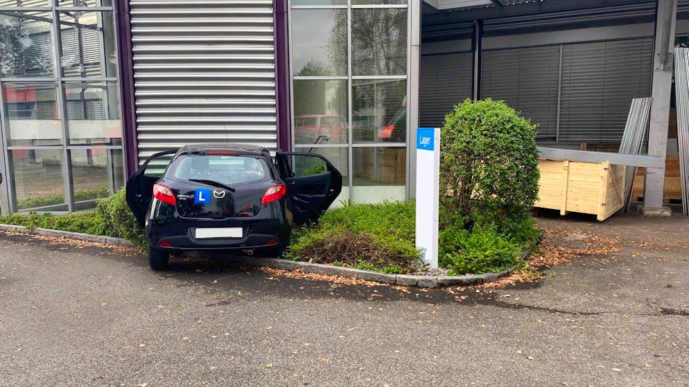 Die 46-jährige Lernfahrerin fuhr frontal in die Mauer eines Gebäudes.