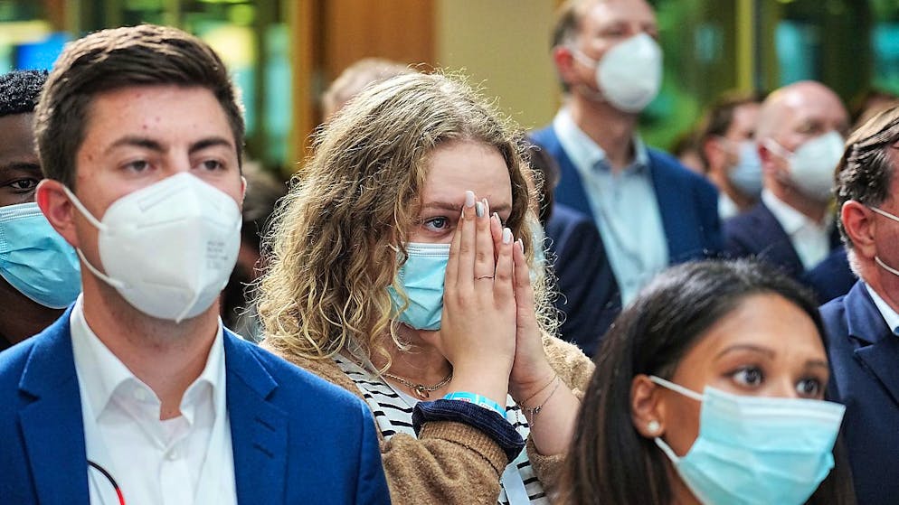 dpatopbilder - Unterstützer der CDU / CSU reagieren nach der Bekanntgabe der ersten Prognosen zum Ausgang der Bundestagswahl auf der Wahlparty ihrer Partei im Konrad-Adenauer-Haus. Foto: Michael Kappeler/dpa