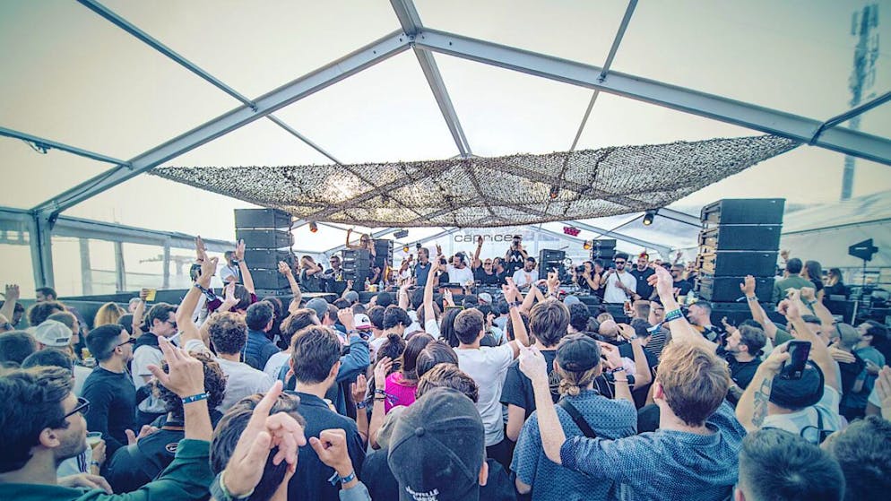 Le Caprices Festival et sa scène de jour à 2200 mètres d'altitude a réuni 18'000 fans de musique électronique.