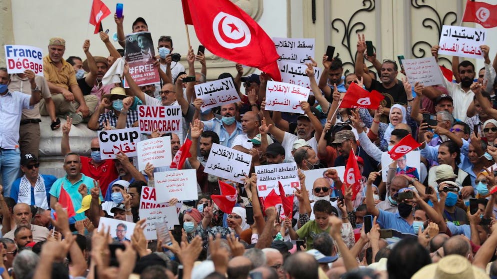 Una seconda manifestazione di protesta contro le ulteriori misure eccezionali disposte dal presidente tunisino Kais Saied il 22 settembre scorso, si è svolta oggi a Tunisi, davanti al Teatro Municipale.