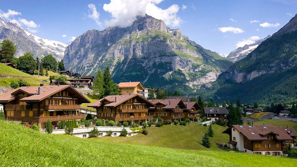 Lo Schreckhorn, la montagna di oltre 4000 metri, sullo sfondo, dietro a Grindelwald, nel cantone di Berna (foto d'archivio)