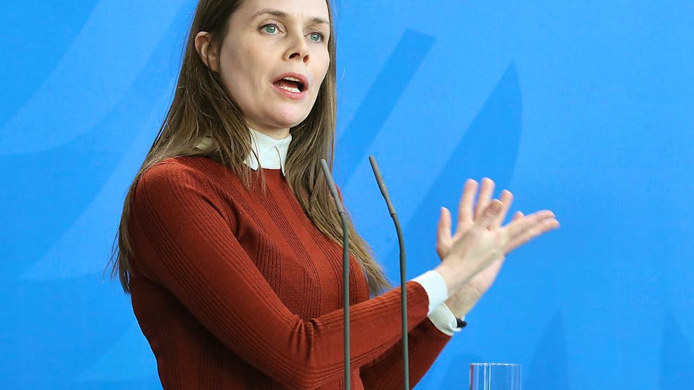 ARCHIV - KatrÌn JakobsdÛttir, Premierministerin von Island, ‰uflert sich bei einer Pressekonferenz. Bei der Parlamentswahl in Island hat die Regierungskoalition von Ministerpr‰sidentin KatrÌn JakobsdÛttir ihre Mehrheit behauptet. Foto: Wolfgang Kumm/dpa