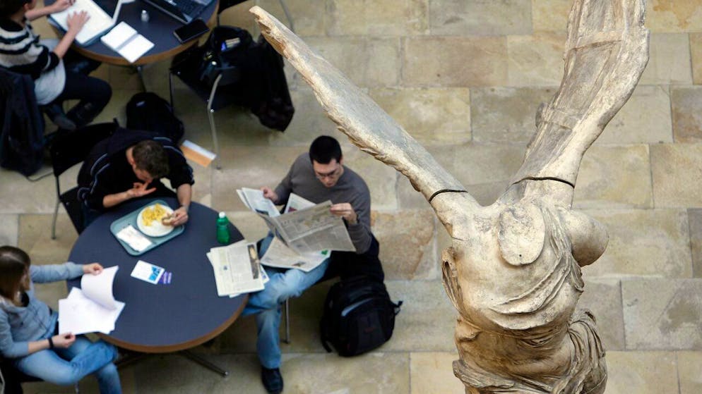 Die Statue "Nike de Samothrace" est un des nombreux bronzes grecs au Louvre. Les Zurichois avaient eu la chance d'en profiter en 2008, quand l'oeuvre avait été exposée à l'Université de la ville.