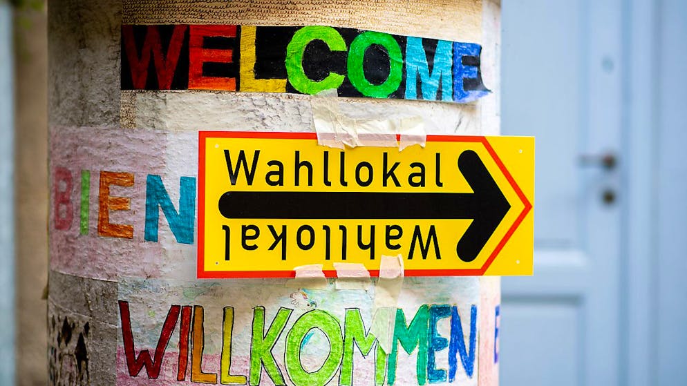 Ein Schild mit der Aufschrift "Wahllokal" hängt an einer Säule im Stadtteil Prenzlauer Berg im Innenhof einer Grundschule, in der ein Wahllokal untergebracht ist. Foto: Hauke-Christian Dittrich/dpa