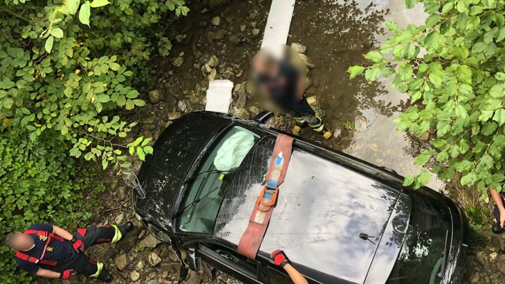 Das Auto des Junglenkers landete im Bach und verursachte dort eine Ölverschmutzung.