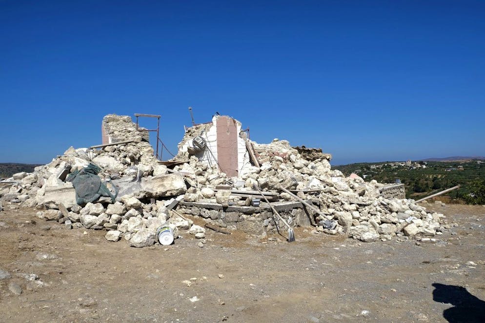Une église grecque orthodoxe démolie de Profitis Ilias où un homme a été tué après un fort tremblement de terre est vu dans le village d'Arkalochori sur l'île méridionale de Crète, en Grèce, le lundi 27 septembre 2021.