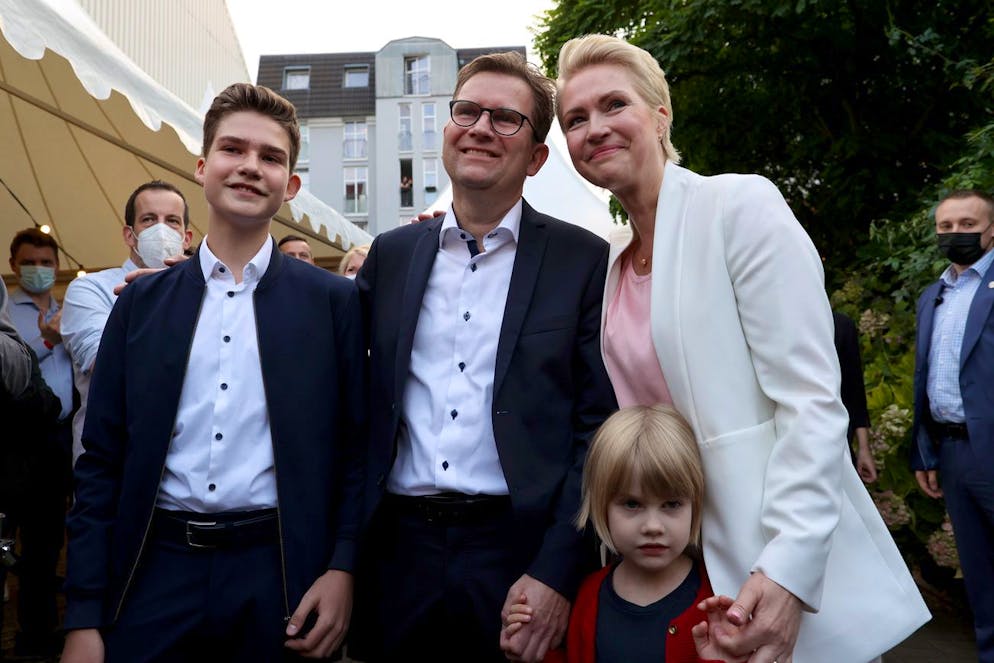 Manuela Schwesig (mit ihren Kindern Julian und Julia sowie Ehemann Stefan gestern bei der Wahlparty der SPD im Brinkamas.