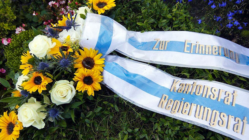 Oggi è il 20° anniversario dell'attentato nel parlamento di Zugo, in cui morirono 14 persone. Nel capoluogo questa sera si terrà una cerimonia ecumenica per commemorare le vittime dell'atto di violenza perpetrato da un forsennato in rotta con le autorità locali.