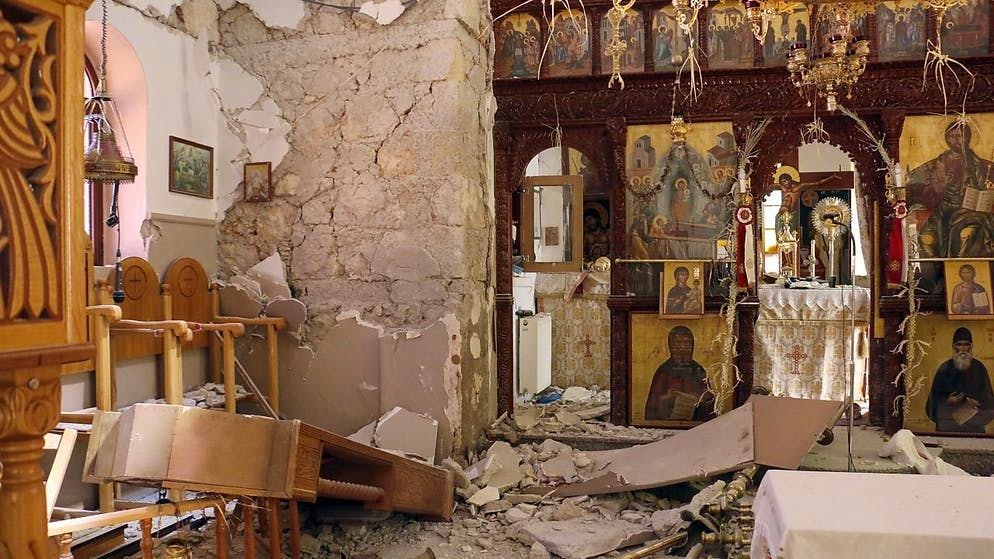 Dégâts à l'intérieur d'une église après le séisme de ce lundi en Crète.